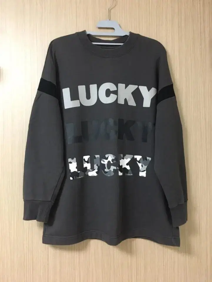 럭키슈에뜨 LUCKY 맨투맨